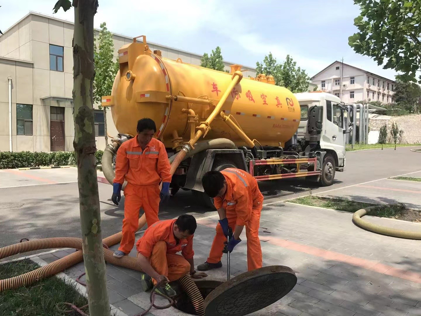 灵川管道疏通车停在窨井附近