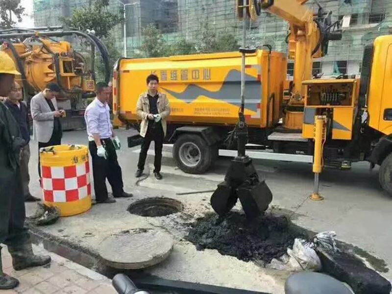 灵川街道：网格员化身“清道夫”，为民解忧疏通“堵心”化粪池