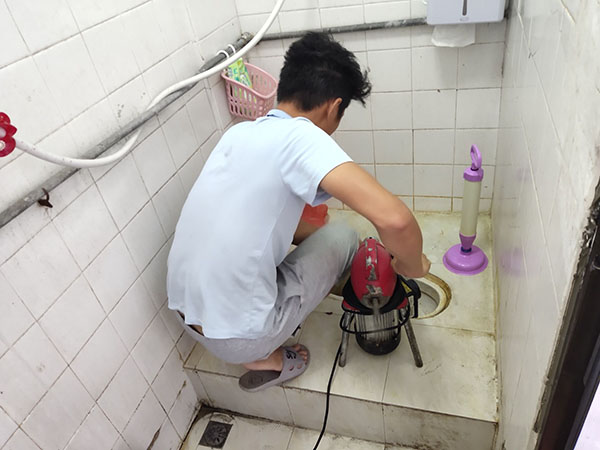 灵川肥皂掉到马桶里把马桶堵住了怎么办？马桶堵住了怎么办