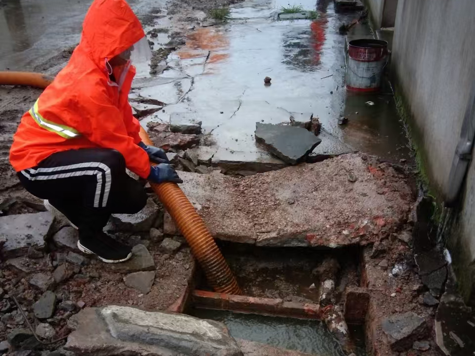 灵川专业清理污水池 炜誉市政以规范流程守护城市 “肠道”