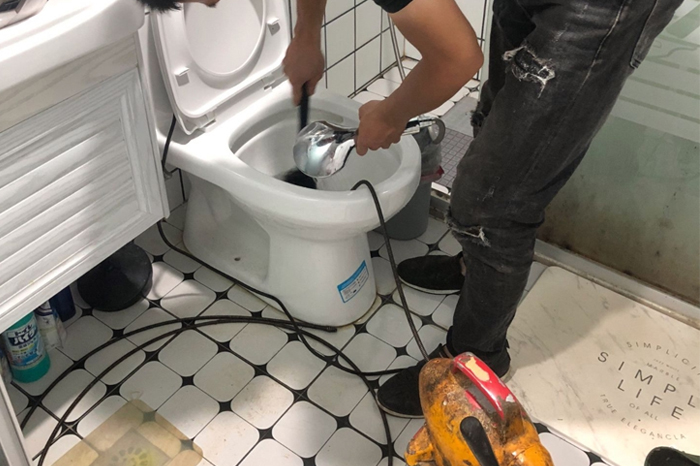 灵川马桶堵塞自己疏通还是找师傅?专业上门服务让你省时更省心